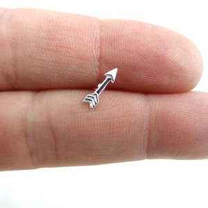 ENKELE pijl Stud Earring in Sterling Zilver, enkele pijl Earring, pijl Earring, Tiny Stud, kraakbeen Stud, meerdere Piercing, 925 hengsten