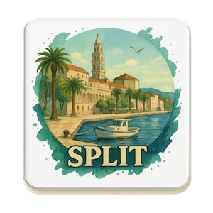 Puede incluir: Un posavasos cuadrado con una ilustración de acuarela de Split, Croacia. La imagen incluye una escena costera con un barco, palmeras y edificios. La palabra "SPLIT" está impresa en negrita, en una fuente vintage en la parte inferior.