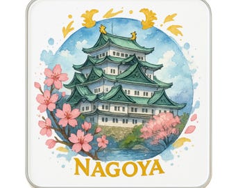 Può includere: Sottobicchiere quadrato con un'illustrazione ad acquerello del Castello di Nagoya in Giappone. Il castello ha tetti verdi e pareti bianche, sullo sfondo di un cielo blu e fiori di ciliegio. La parola "NAGOYA" è scritta in oro.