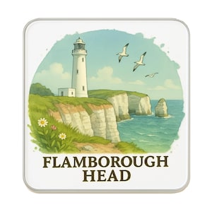 Op de afbeelding: Een vierkante onderzetter met een aquarel illustratie van Flamborough Head. De afbeelding toont een witte vuurtoren op een klif, met meeuwen en de tekst "FLAMBOROUGH HEAD" onderaan.