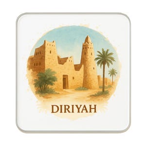 Op de afbeelding: Vierkante onderzetter met een aquarel illustratie van Diriyah, een historische stad. De afbeelding toont bruine gebouwen, palmbomen en de tekst "DIRIYAH" in bruin. De achtergrond is een lichtblauwe en bruine cirkel.