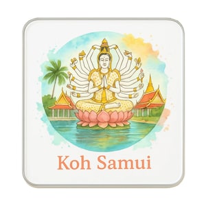 Könnte beinhalten: Quadratischer Untersetzer mit einer Aquarellillustration einer vielarmigen Gottheit, die auf einer Lotusblume sitzt, mit Tempeln und Palmen im Hintergrund. Der Text "Koh Samui" ist unten in Orange gedruckt.