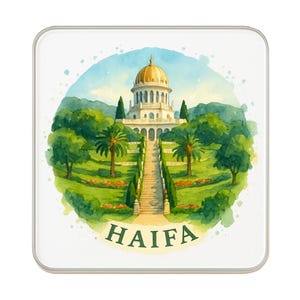 Puede incluir: Un posavasos cuadrado con una ilustración en acuarela de los Jardines Baháʼí en Haifa, Israel. La imagen muestra un edificio con cúpula dorada, jardines verdes y la palabra "HAIFA" en verde.