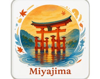 Può includere: Sottobicchiere quadrato con un'illustrazione ad acquerello dell'iconico cancello torii rosso di Miyajima, in Giappone, sullo sfondo di un cielo al tramonto. Il design include riflessi d'acqua, montagne e foglie autunnali. La parola "Miyajima" è stampata in marrone.