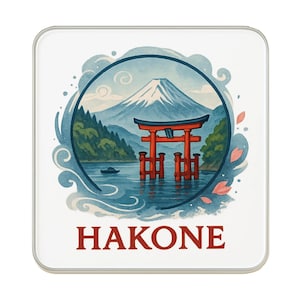 Puede incluir: Posavasos cuadrado con una ilustración en acuarela del Monte Fuji, un torii rojo y la palabra "HAKONE" en rojo. El diseño incluye agua azul, árboles verdes y acentos rosas, evocando un paisaje japonés.