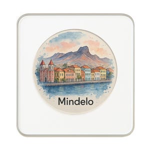 Puede incluir: Un posavasos cuadrado con una ilustración en acuarela de Mindelo, que presenta un paisaje urbano frente al mar con edificios coloridos, un fondo de montaña y el nombre de la ciudad. El posavasos tiene un acabado transparente y brillante.