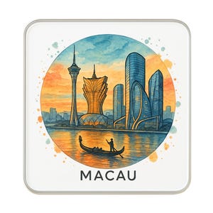 Puede incluir: Un posavasos cuadrado con una ilustración en acuarela del horizonte de Macao. El diseño incluye una torre, edificios modernos y una góndola en el agua, sobre un fondo de puesta de sol. La palabra "MACAU" está impresa en la parte inferior.