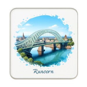 Può includere: Un cartello in legno fatto a mano con la scritta "Welcome to our home" in stile scritto a mano. Il cartello è dipinto di bianco con una finitura invecchiata e un piccolo cuore decorativo è attaccato. Il cartello misura circa 30 cm di larghezza.