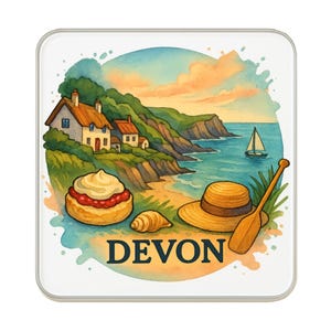 Op de afbeelding: Vierkante onderzetter met een aquarel illustratie van een kustlandschap. De afbeelding toont een strand, huizen, een zeilboot en het woord "DEVON". Een scone, croissant, hoed en roeispaan zijn ook afgebeeld.