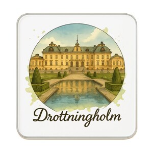 Puede incluir: Un posavasos cuadrado con una ilustración en acuarela del Palacio de Drottningholm. La imagen presenta un edificio amarillo, un cielo azul y un estanque reflectante. El texto "Drottningholm" está escrito en cursiva.