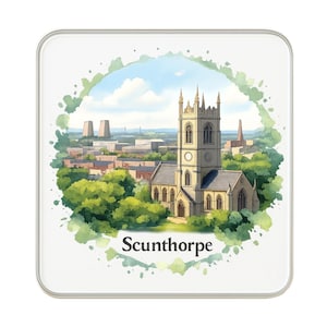 Könnte beinhalten: Ein quadratischer Untersetzer mit einer Aquarellillustration einer Kirche in Scunthorpe, England, mit einem Uhrturm und umliegenden Gebäuden. Das Design ist von einer grünen Aquarellwäsche umrahmt, mit dem Namen der Stadt unten.