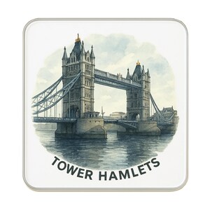 Puede incluir: Un posavasos cuadrado con una ilustración en acuarela del Tower Bridge en Londres. La imagen muestra el puente sobre el agua con un cielo nublado. Las palabras "TOWER HAMLETS" están impresas en la parte inferior.