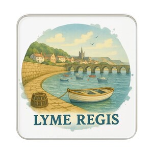 Op de afbeelding: Vierkante onderzetter met een aquarel illustratie van Lyme Regis, Engeland. De afbeelding toont een kustplaats met een stenen brug, boten en de tekst "LYME REGIS" in blauwgroen. Het kunstwerk staat tegen een witte achtergrond.