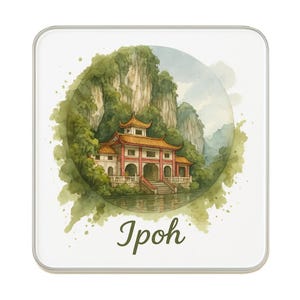 Pode incluir: Base para copos quadrada com uma ilustração em aquarela de um edifício asiático tradicional com telhado vermelho e paredes brancas, em um fundo de montanhas verdes e um lago. A palavra "Ipoh" está escrita em uma fonte de script.