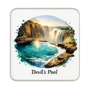 Puede incluir: Un posavasos cuadrado con una ilustración circular de una cascada que cae en una poza turquesa rodeada de acantilados rocosos. La escena incluye follaje verde y un cielo brillante. El texto "Devil's Pool" está impreso en negro en la parte inferior.