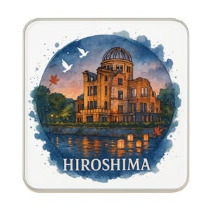 Puede incluir: Posavasos cuadrado con una ilustración en acuarela del Memorial de la Paz de Hiroshima. La imagen incluye el edificio, agua, linternas flotantes y la palabra "HIROSHIMA". También se representan dos pájaros blancos y hojas de otoño.