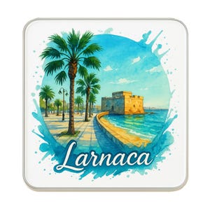 Könnte beinhalten: Quadratischer Untersetzer mit einer Aquarellillustration von Larnaka, Zypern. Das Design umfasst Palmen, eine Strandpromenade und eine Festung. Das Wort "Larnaka" ist in einer Schreibschrift geschrieben, mit blauen Aquarellspritzern.
