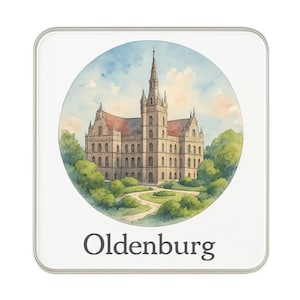 Peut inclure: Un dessous de verre carré avec une illustration à l'aquarelle d'un grand bâtiment avec une flèche, entouré d'arbres et d'un ciel bleu. Le mot "Oldenburg" est imprimé en gris foncé en bas du dessous de verre.