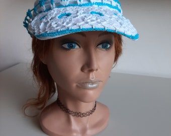 Sunny sunshield with white and blue crochet