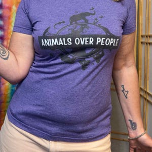 Los animales son más importantes que las personas - v1w - "Corte de mujer, talla pequeña"