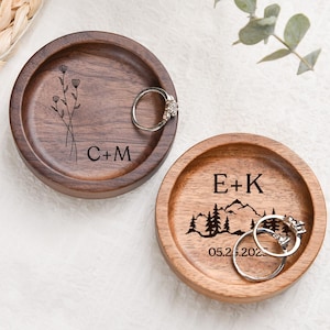 Custom Round Wood Ring Dish, Custom Engagement Ring Holder & Engraved Wedding Gift , Gift for Mom,5th Anniversary Gifts,Wedding Gift