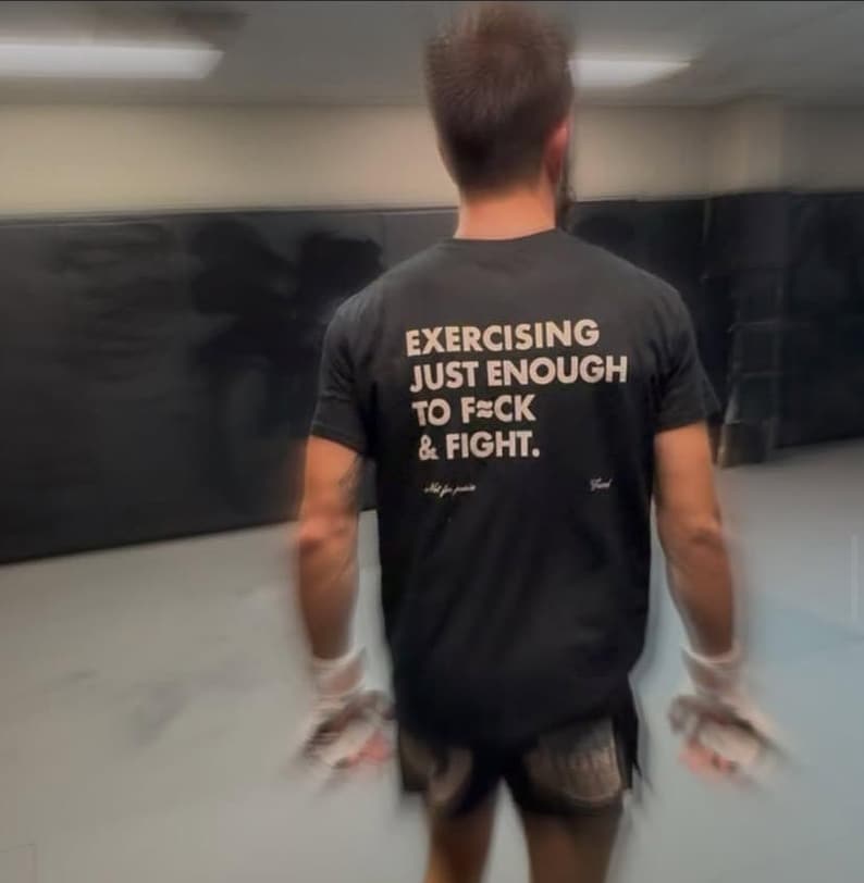 Maglietta da palestra divertente, maglietta fitness sarcastica "Esercitarsi quanto basta" immagine 1