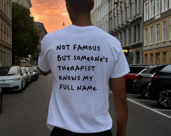 T-shirt « Pas célèbre, mais le psy de quelqu'un connaît mon nom complet », T-shirt humoristique sur la thérapie, T-shirt sarcastique sur la santé mentale (cadeau)