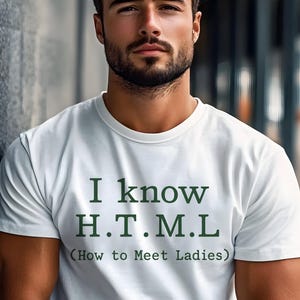 Op de afbeelding: Wit T-shirt met de groene tekst "I know H.T.M.L (How to Meet Ladies)". Het shirt heeft een ronde hals en wordt gedragen.