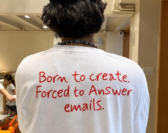 T-shirt « Né pour créer », T-shirt « Obligé de répondre aux e-mails », Cadeau créatif et humoristique, T-shirt d'artiste, T-shirt de créateur, Cadeau pour freelance, T-shirt humoristique pour le bureau