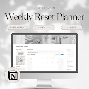 Peut inclure: Un écran d'ordinateur affiche un modèle de "Weekly Reset Planner". L'écran montre une mise en page de calendrier avec le texte "CUSTOMIZABLE", "EASY TO USE" et "PLANNER". Le logo Notion est dans le coin inférieur gauche. Le fond est de couleur neutre.