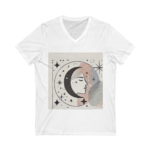 Op de afbeelding: Wit V-hals T-shirt met een hemels ontwerp. De afbeelding bevat een halve maan, sterren en een profiel van een gezicht. Het ontwerp maakt gebruik van neutrale kleuren met een geometrische en artistieke stijl.