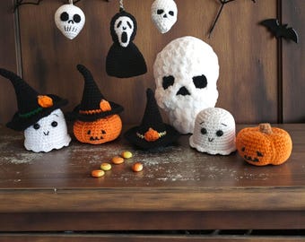 Puede incluir: Una colección de artículos de Halloween hechos a mano con ganchillo. Incluye llaveros de fantasmas y calaveras blancos, un llavero de máscara de Scream, una calavera blanca grande, un fantasma pequeño, una calabaza y calabazas y fantasmas con sombreros de bruja. Caramelos esparcidos.