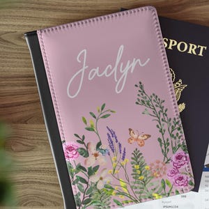 Wildflower gepersonaliseerde paspoortomslag, roze aangepaste naam paspoortcadeau voor moeder, reiscadeau, vakantieaccessoire, uniek reisaccessoire