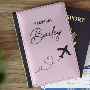 Gepersonaliseerde naam paspoorthoes, hart vliegtuig aangepaste paspoorthouder, reiscadeau voor haar, roze aangepaste paspoortbeschermer