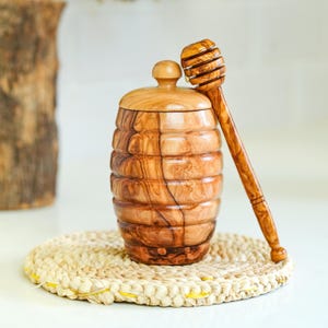 Olive Wood Honey Jar with Dipper – Handmade Beehive Pot | Rustic Kitchen Gift | Natural Olivewood