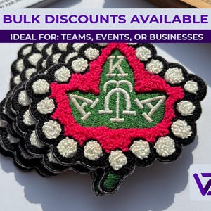 以下が含まれることがあります： 葉のデザインが施された刺繍パッチの山。パッチは、白と黒のアクセントが付いた緑色の中心部と「BULK DISCOUNTS AVAILABLE」のテキストが特徴です。チーム、イベント、またはビジネスに適しています。