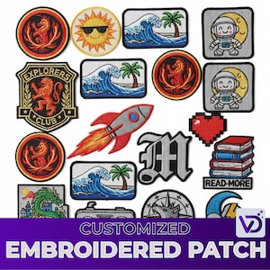Może przedstawiać: Kolekcja haftowanych naszywek z różnymi wzorami, w tym słońcem, rakietą, smokiem, falami, astronautą, sercem, książkami i lwem. Naszywki są w różnych kształtach i kolorach. Tekst "CUSTOMIZED EMBROIDERED PATCH" znajduje się na dole.