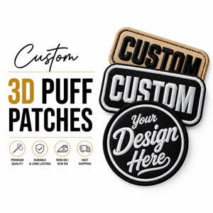 Puede incluir: Tres parches bordados con letras 3D en relieve. Dos son rectangulares con texto negro sobre beige y texto blanco sobre negro. Uno es circular con el texto Your Design Here. El texto a la izquierda dice Custom 3D Puff Patches.