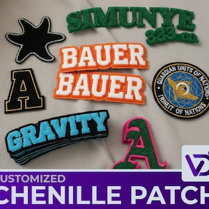 以下が含まれることがあります： 様々な形と色のシェニール織りパッチのコレクション。「SIMUNYE」、「BAUER」、「GRAVITY」の文字が入ったパッチが含まれています。黒い星、文字「A」、テキスト入りの円形パッチも特徴です。下のバナーには「CUSTOMIZED CHENILLE PATCH」と書かれています。