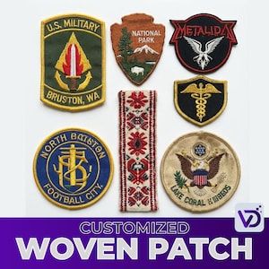 Puede incluir: Una colección de parches tejidos personalizados en varias formas y diseños. Los parches incluyen temas militares, de parques nacionales y deportivos, con textos como "U.S. MILITARY", "NATIONAL PARK" y "FOOTBALL CITY". Los parches presentan bordados detallados y colores vibrantes.