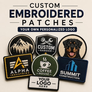 Pode incluir: Uma coleção de emblemas bordados personalizados com vários designs, incluindo uma paisagem de montanha, um cão, uma chávena de café e logótipos de empresas. O texto diz CUSTOM EMBROIDERED PATCHES, YOUR OWN PERSONALIZED LOGO, CUSTOM GARAGE, ALPHA INDUSTRIES, COFFEE HOUSE, SUMMIT CONSTRUCTION e YOUR LOGO HERE.