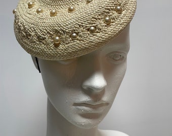 Klassischer Fascinator, /Toquilla Stroh, Kunstperlen Bereit zu tragen Fascinator Zubehör, handwerkliche handgefertigte Kopfbedeckung, Naturstroh,