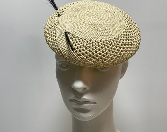 Klassischer Fascinator, /Toquilla Stroh, Feder Bereit zu tragen Fascinator Zubehör, handwerkliche handgefertigte Kopfbedeckung, Naturstroh,