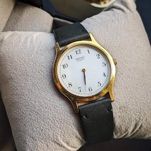 Vintage 1995 Seiko quartz goudkleurig slank vintage herenhorloge V700-8A10