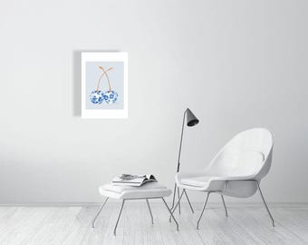 Impression de cerises en porcelaine bleue et blanche | Décoration murale en cerisier chinoise | Elégante nature morte botanique en porcelaine. Gris brume bleu sol