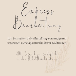 Könnte beinhalten: Ein beigefarbener Hintergrund mit den Worten "Express Bearbeitung" in eleganter Schrift. Darunter steht, dass Bestellungen schnell bearbeitet und innerhalb von 48 Stunden an Werktagen versendet werden. Weitere Informationen finden Sie in der Produktbeschreibung.
