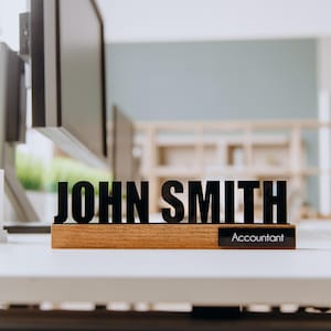 Personalisiertes Holzschild, Schreibtischschild, CoWorker Geschenk, Schreibtischzubehör, benutzerdefinierte Holzschreibtischschild, neuer Job Geschenk, Doktorandengeschenk
