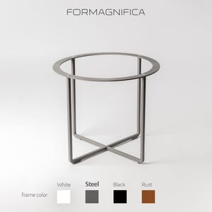 Könnte beinhalten: Moderner Beistelltischrahmen aus stahlgrauem Metall mit kreisförmiger Oberseite. Der Rahmen hat ein minimalistisches Design mit vier Beinen, die sich an der Basis kreuzen. Der Markenname "FORMAGNIFICA" ist oben aufgedruckt. Verfügbare Rahmenfarben: Weiß, Stahl, Schwarz und Rost.