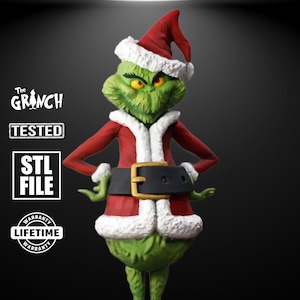 Könnte beinhalten: Eine grüne Grinch-Figur in einem roten Weihnachtsmann-Anzug mit weißer Verzierung und passendem Hut. Die Figur hat gelbe Augen und einen schwarzen Gürtel mit goldener Schnalle. Die Wörter "The Grinch", "STL FILE" und "STL ARCHIVE 3D" sind sichtbar.