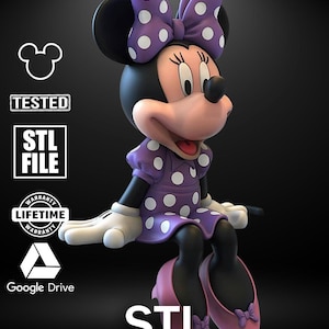 Può includere: Una figura 3D di Minnie Mouse. Indossa un vestito e un fiocco viola, entrambi con pois bianchi. Le sue scarpe rosa hanno fiocchi. L'immagine include il testo "STL ARCHIVE 3D" e icone per "TESTED", "STL FILE", "WARRANTY LIFETIME WARRANTY" e "Google Drive".